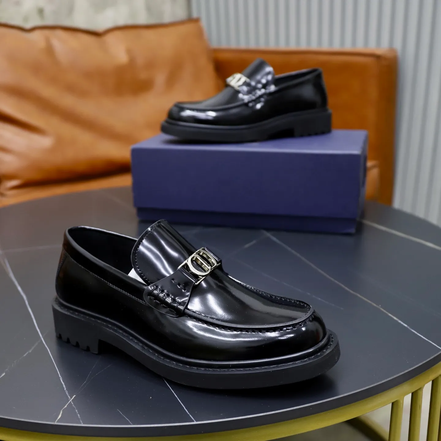 Factory price: 640💰Top original order Brand: Dior DIOR Standard code: Men's size 39-44 (38/45/can be customized) Grade: Same style as the official website Original order quality Material: Original cowhide Water-dyed cowhide lining Original distinguished outsole Style category: Men's fashionable casual leather shoes Distinguished big-name luxury elements top luxury Color: Color of the actual picture